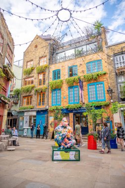 Londra, İngiltere - 19 Temmuz 2023: Covent Garden, İngiltere 'de Popüler Neals Yard bölgesi.