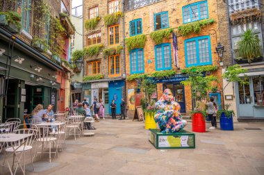 Londra, İngiltere - 19 Temmuz 2023: Covent Garden, İngiltere 'de Popüler Neals Yard bölgesi.