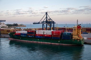 Cadiz, İspanya - 23 Temmuz 2023: Konteyner gemisi İspanya 'nın Cadiz limanına yanaştı.