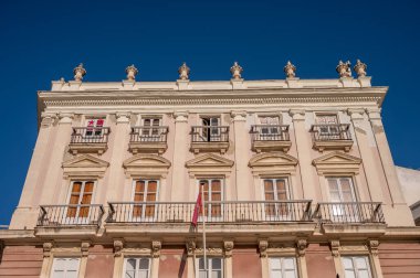 Cadiz, İspanya - 23 Temmuz 2023: Cadiz 'de güzel bir yaz sabahı tarihi mimari.