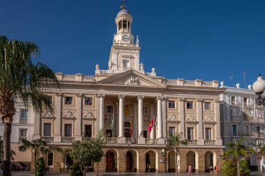 Cadiz, İspanya - 23 Temmuz 2023: Cadiz 'deki tarihi belediye binası güzel bir yaz sabahı.