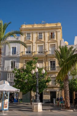 Cadiz, İspanya - 23 Temmuz 2023: Cadiz 'de güzel bir yaz sabahı tarihi mimari.