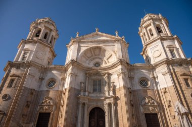 Cadiz, İspanya - 23 Temmuz 2023: Yazın Cadiz Katedrali 'nin dışı.