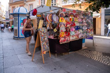 Cadiz, İspanya - 23 Temmuz 2023: Cadiz 'den turist alışverişi.