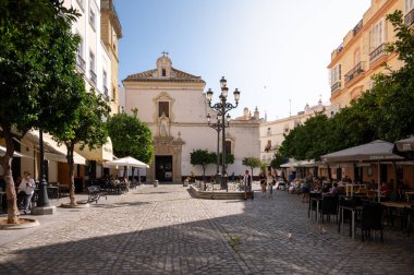 Cadiz, İspanya - 23 Temmuz 2023: Cadiz 'deki güzel caddeler ve mimari.