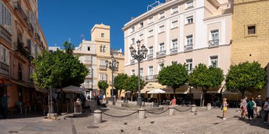 Cadiz, İspanya - 23 Temmuz 2023: Cadiz 'deki güzel caddeler ve mimari.