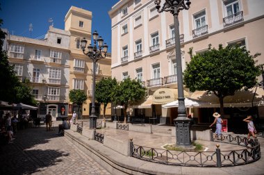 Cadiz, İspanya - 23 Temmuz 2023: Cadiz 'deki güzel caddeler ve mimari.