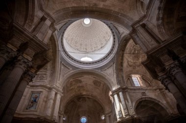 Cadiz, İspanya - 23 Temmuz 2023: Cadiz Katedrali 'nin Eski Cadiz Kasabası' ndaki güzel iç mekanı.