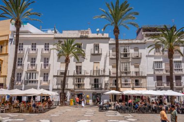 Cadiz, İspanya - 23 Temmuz 2023: Cadiz 'deki güzel caddeler ve mimari.