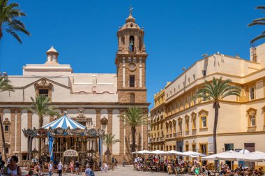 Cadiz, İspanya - 23 Temmuz 2023: Cadiz 'deki güzel caddeler ve mimari.