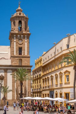 Cadiz, İspanya - 23 Temmuz 2023: Cadiz 'deki güzel caddeler ve mimari.