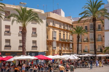 Cadiz, İspanya - 23 Temmuz 2023: Cadiz 'deki güzel caddeler ve mimari.