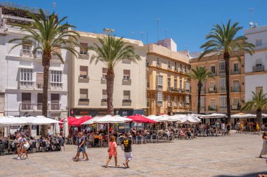 Cadiz, İspanya - 23 Temmuz 2023: Cadiz 'deki güzel caddeler ve mimari.