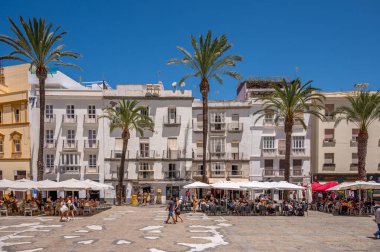 Cadiz, İspanya - 23 Temmuz 2023: Cadiz 'deki güzel caddeler ve mimari.