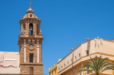 Cadiz 'in eski kasabasında güzel caddeler ve mimari.