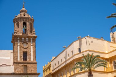 Cadiz 'in eski kasabasında güzel caddeler ve mimari.