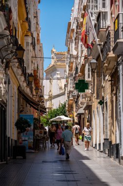 Cadiz, İspanya - 23 Temmuz 2023: Cadiz 'deki güzel caddeler ve mimari.