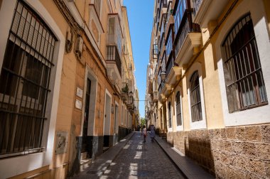 Cadiz, İspanya - 23 Temmuz 2023: Cadiz 'deki güzel caddeler ve mimari.