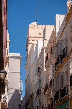 Cadiz, İspanya - 23 Temmuz 2023: Cadiz 'deki güzel caddeler ve mimari.