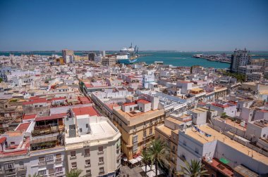 Cadiz 'in güzel eski kasabasının kuş bakışı manzarası Katedral bakış açısından.