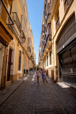 Cadiz, İspanya - 23 Temmuz 2023: Cadiz 'deki güzel caddeler ve mimari.