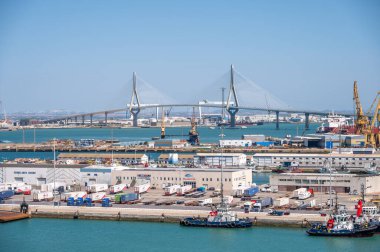 Cadiz, İspanya - 23 Temmuz 2023: Eski Cadiz kasabasını İspanya 'ya bağlayan köprü.