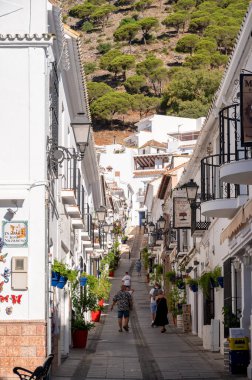 Mijas, İspanya - 24 Temmuz 2023: Malaga yakınlarındaki güzel beyaz yıkanmış Mijas köyü.