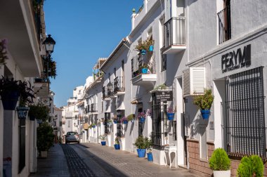 Mijas, İspanya - 24 Temmuz 2023: Malaga yakınlarındaki güzel beyaz yıkanmış Mijas köyü.