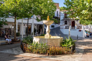 Mijas, İspanya - 24 Temmuz 2023: Malaga yakınlarındaki güzel beyaz yıkanmış Mijas köyü.