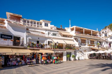 Mijas, İspanya - 24 Temmuz 2023: Malaga yakınlarındaki güzel beyaz yıkanmış Mijas köyü.