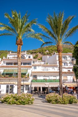 Mijas, İspanya - 24 Temmuz 2023: Malaga yakınlarındaki güzel beyaz yıkanmış Mijas köyü.