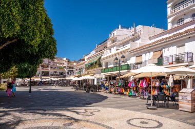 Mijas, İspanya - 24 Temmuz 2023: Malaga yakınlarındaki güzel beyaz yıkanmış Mijas köyü.