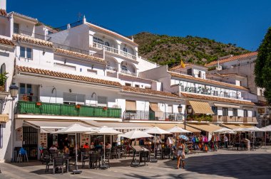 Mijas, İspanya - 24 Temmuz 2023: Malaga yakınlarındaki güzel beyaz yıkanmış Mijas köyü.