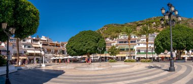 Mijas, İspanya - 24 Temmuz 2023: Malaga yakınlarındaki güzel beyaz yıkanmış Mijas köyü.