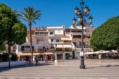 Mijas, İspanya - 24 Temmuz 2023: Malaga yakınlarındaki güzel beyaz yıkanmış Mijas köyü.