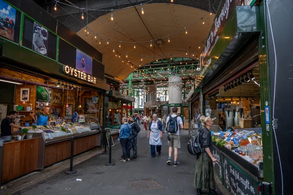 Londra, İngiltere - 18 Temmuz 2023: Londra 'nın ünlü Borough Market' i.