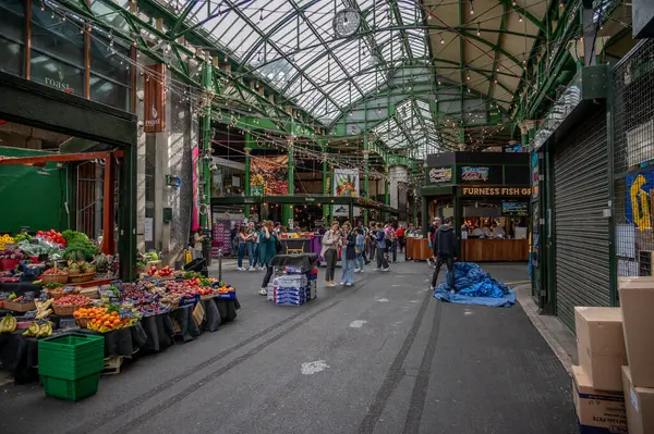 Londra, İngiltere - 18 Temmuz 2023: Londra 'nın ünlü Borough Market' i.