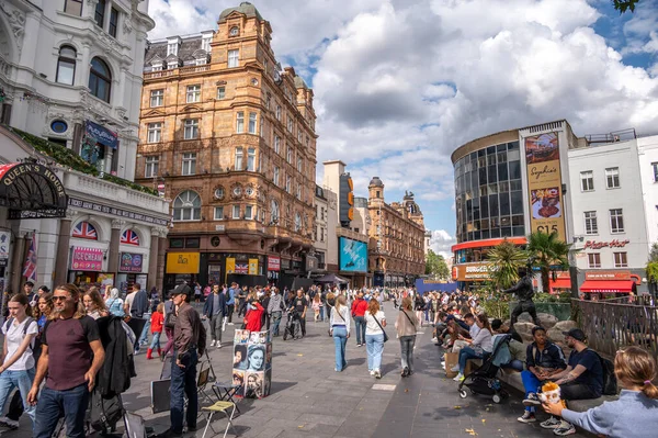 London Großbritannien Juli 2023 Menschenmassen Auf Dem Berühmten Leicester Square — Stockfoto
