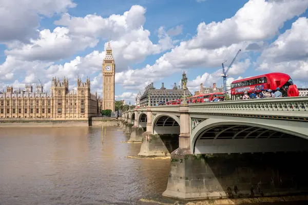 Londra, İngiltere - 19 Temmuz 2023: Parlamento Binaları ve Westminister Köprüsü.