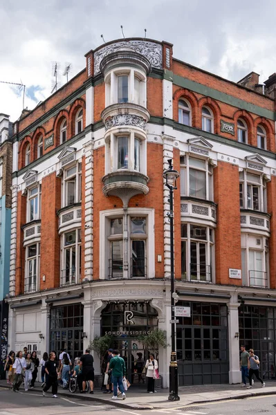 Londra, İngiltere - 19 Temmuz 2023: Londra 'nın işlek Soho bölgesinin görüntüsü.