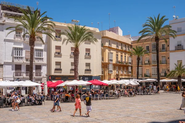Cadiz, İspanya - 23 Temmuz 2023: Cadiz 'deki güzel caddeler ve mimari.