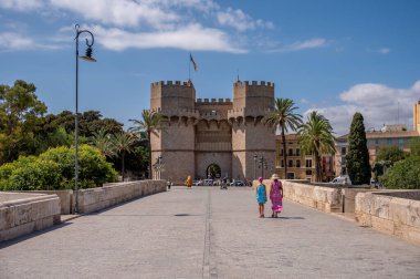 Valencia, İspanya - 25 Temmuz 2023 Valencia 'nın eski kasabasının kıyısındaki antik şehir kapısı,