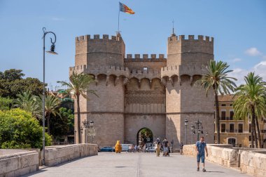 Valencia, İspanya - 25 Temmuz 2023 Valencia 'nın eski kasabasının kıyısındaki antik şehir kapısı,