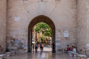 Valencia, İspanya - 25 Temmuz 2023 Valencia 'nın eski kasabasının kıyısındaki antik şehir kapısı,