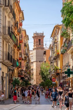 Valencia, İspanya - 25 Temmuz 2023 Valencia 'nın eski kasabasında güzel mimari ve büyüleyici caddeler.