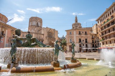 Valencia, İspanya - 25 Temmuz 2023: Rio Turia Çeşmesi Bakire Meryem Meydanı, Valencia Katedrali, Çaresiz Virgen Bazilikası.