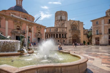Valencia, İspanya - 25 Temmuz 2023: Rio Turia Çeşmesi Bakire Meryem Meydanı, Valencia Katedrali, Çaresiz Virgen Bazilikası.