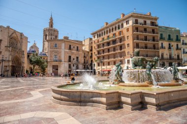 Valencia, İspanya - 25 Temmuz 2023: Rio Turia Çeşmesi Bakire Meryem Meydanı, Valencia Katedrali, Çaresiz Virgen Bazilikası.