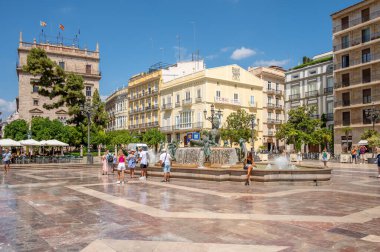 Valencia, İspanya - 25 Temmuz 2023: Rio Turia Çeşmesi Bakire Meryem Meydanı, Valencia Katedrali, Çaresiz Virgen Bazilikası.
