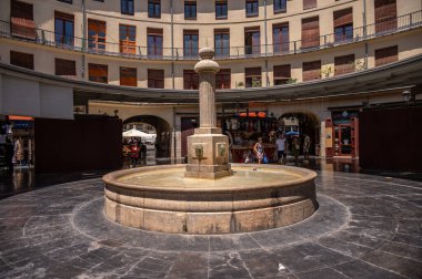 Valencia, İspanya - 25 Temmuz 2023: Valencia, İspanya 'da Güzel Plaza Redona.